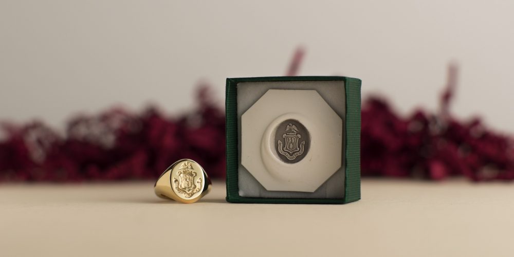 Signet ring with coat of arms-signets and cyphers