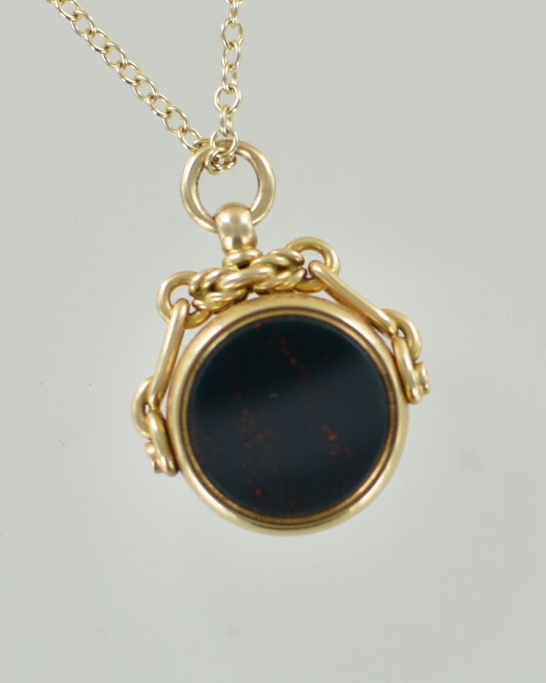 Antique 1901 18 carat Yellow Gold Swivel Seal Pendant - Image 2