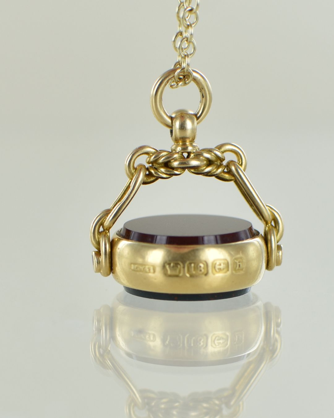 Antique 1901 18 carat Yellow Gold Swivel Seal Pendant - Image 3
