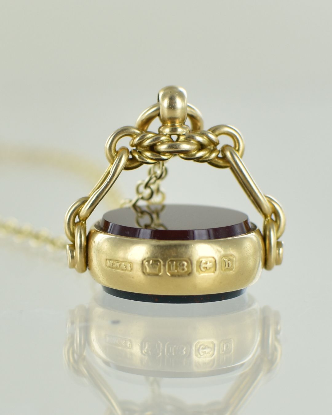 Antique 1901 18 carat Yellow Gold Swivel Seal Pendant - Image 4
