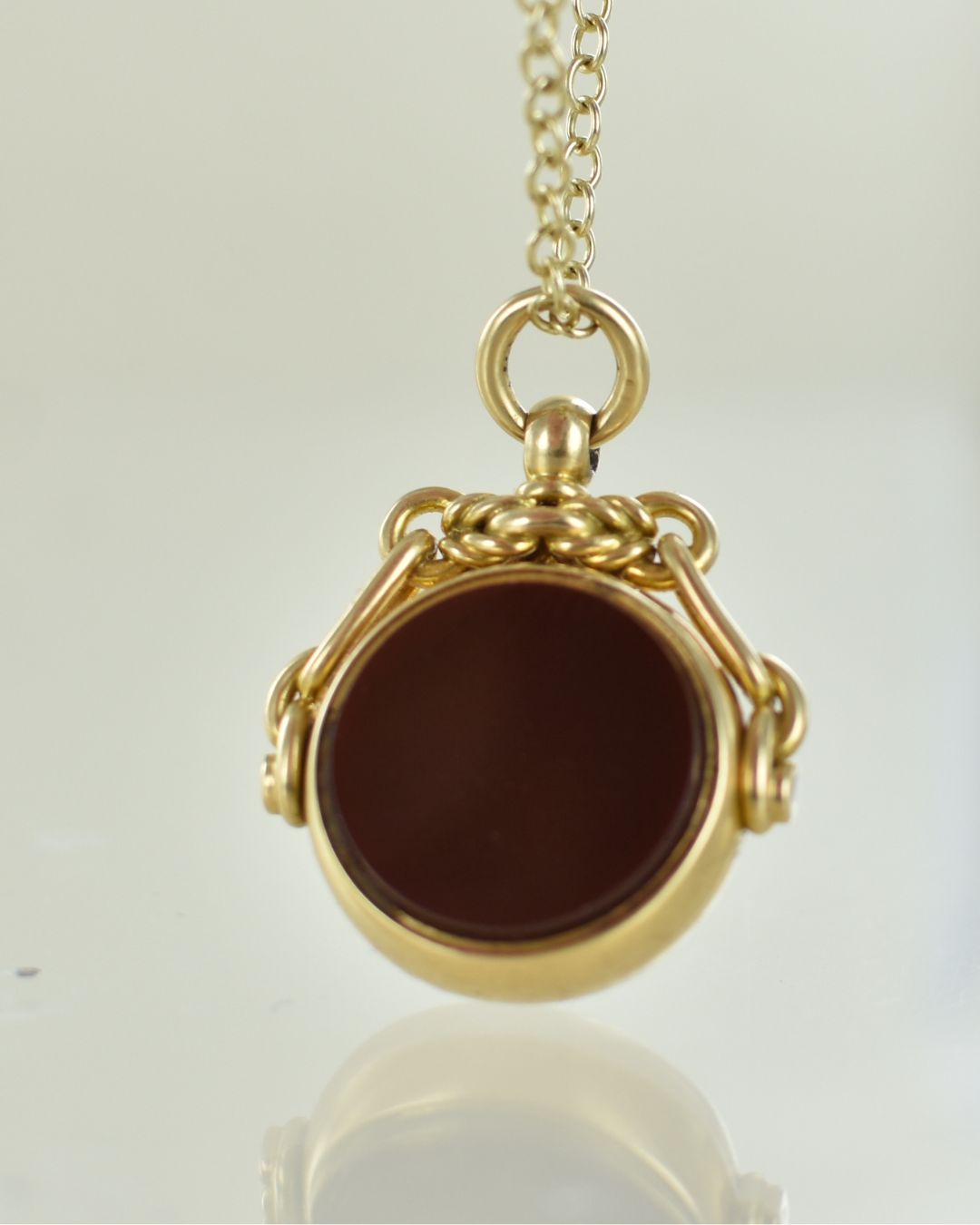 Antique 1901 18 carat Yellow Gold Swivel Seal Pendant