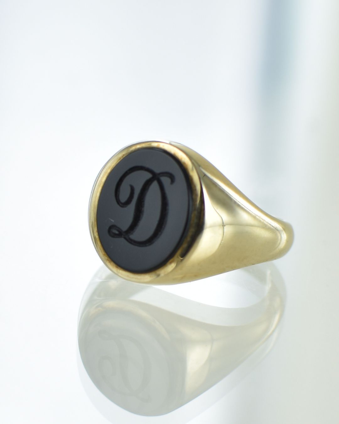 Onyx Gemstone Signet ring engraved with a single letter D - Image 2