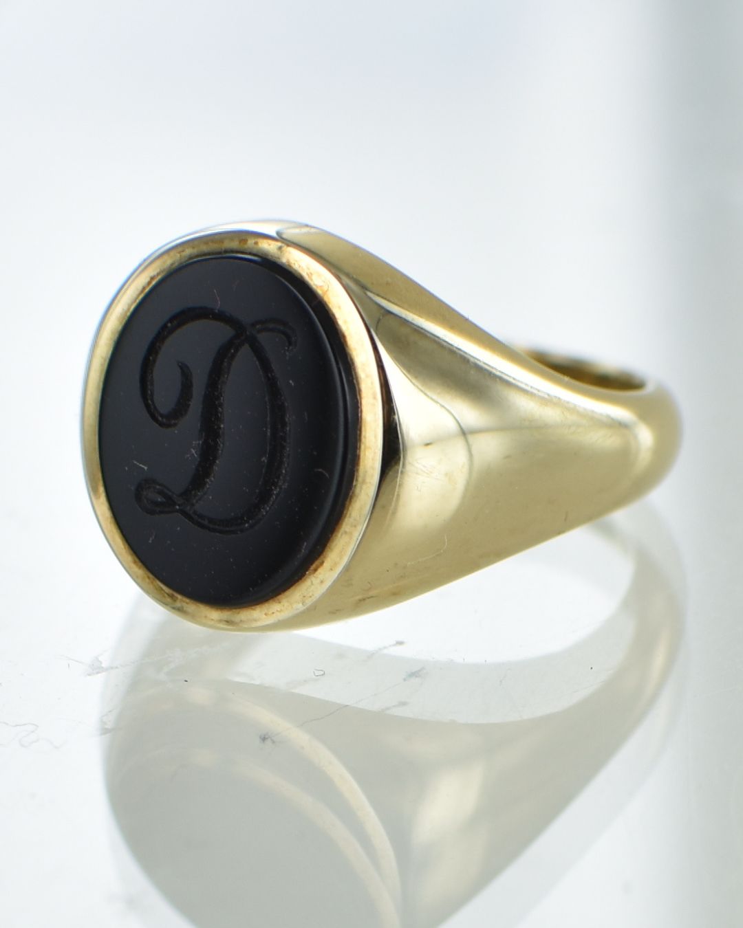 Onyx Gemstone Signet ring engraved with a single letter D - Image 3